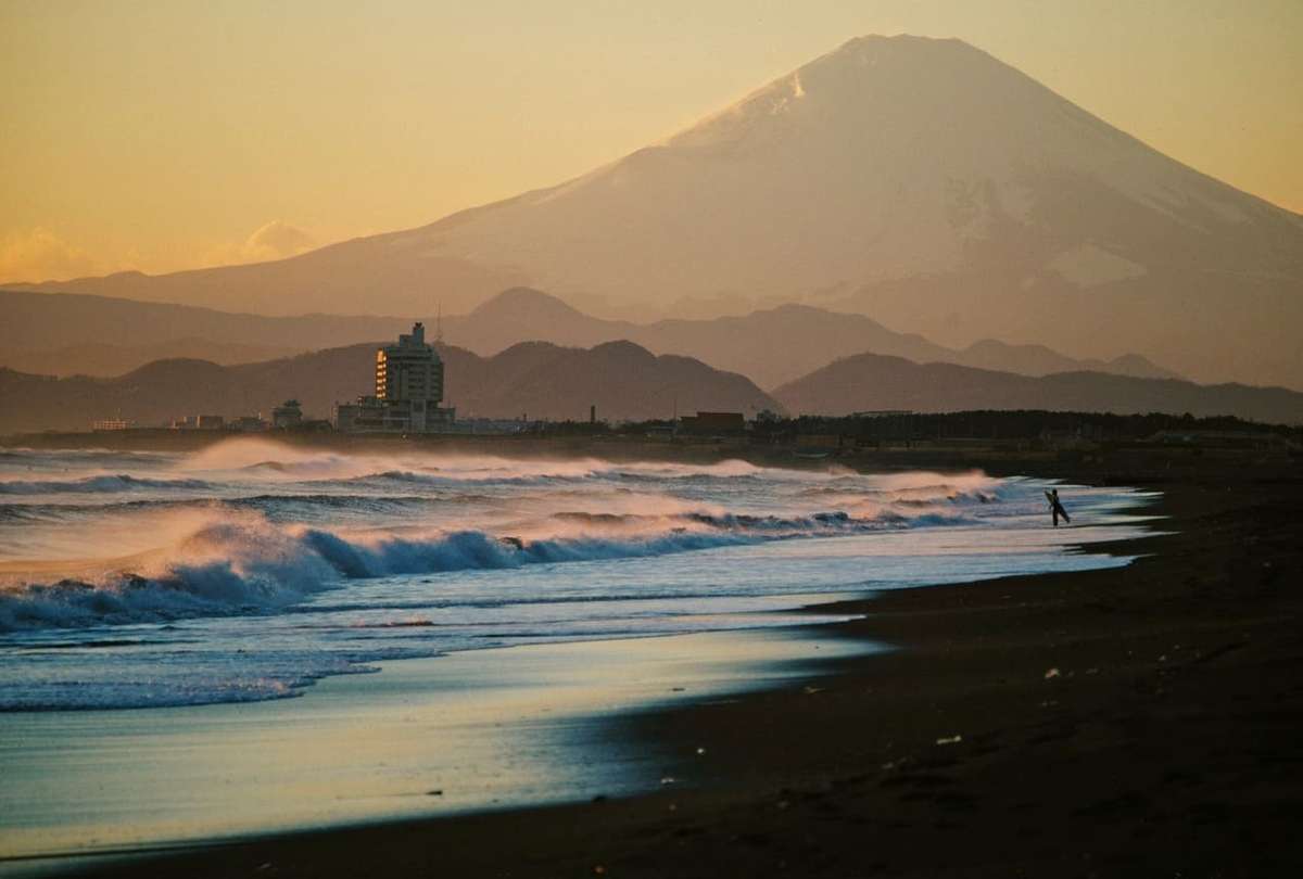 夕焼けの海岸線と山