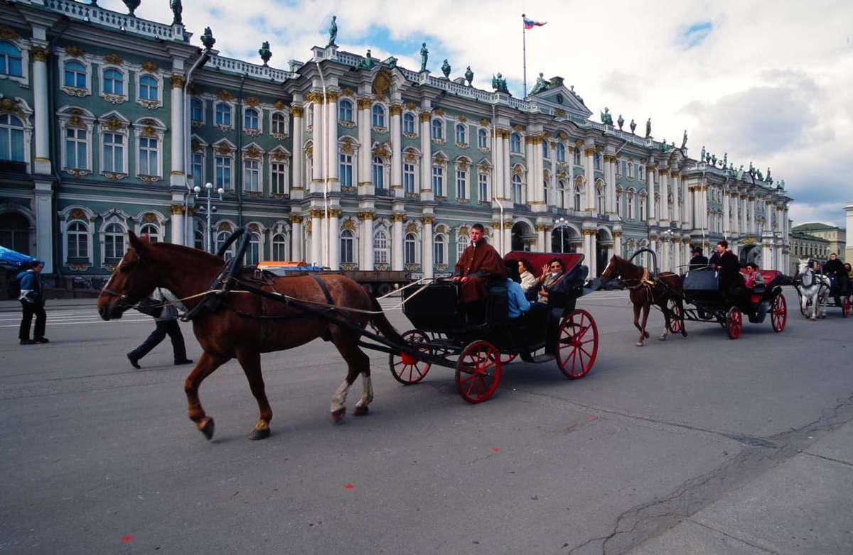 エルミタージュ美術館前を馬車でゆく観光客